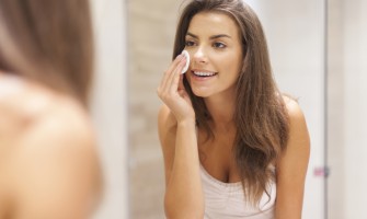 7 أخطاء ترتكبيهم فى روتين العناية بالبشرة