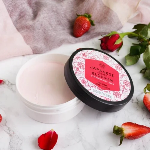 The Body Shop Japanese Cherry Blossom Strawberry Kiss Body Cream 200Ml The Body Shop Japanese Cherry Blossom Strawberry Kiss Body Cream 200Ml